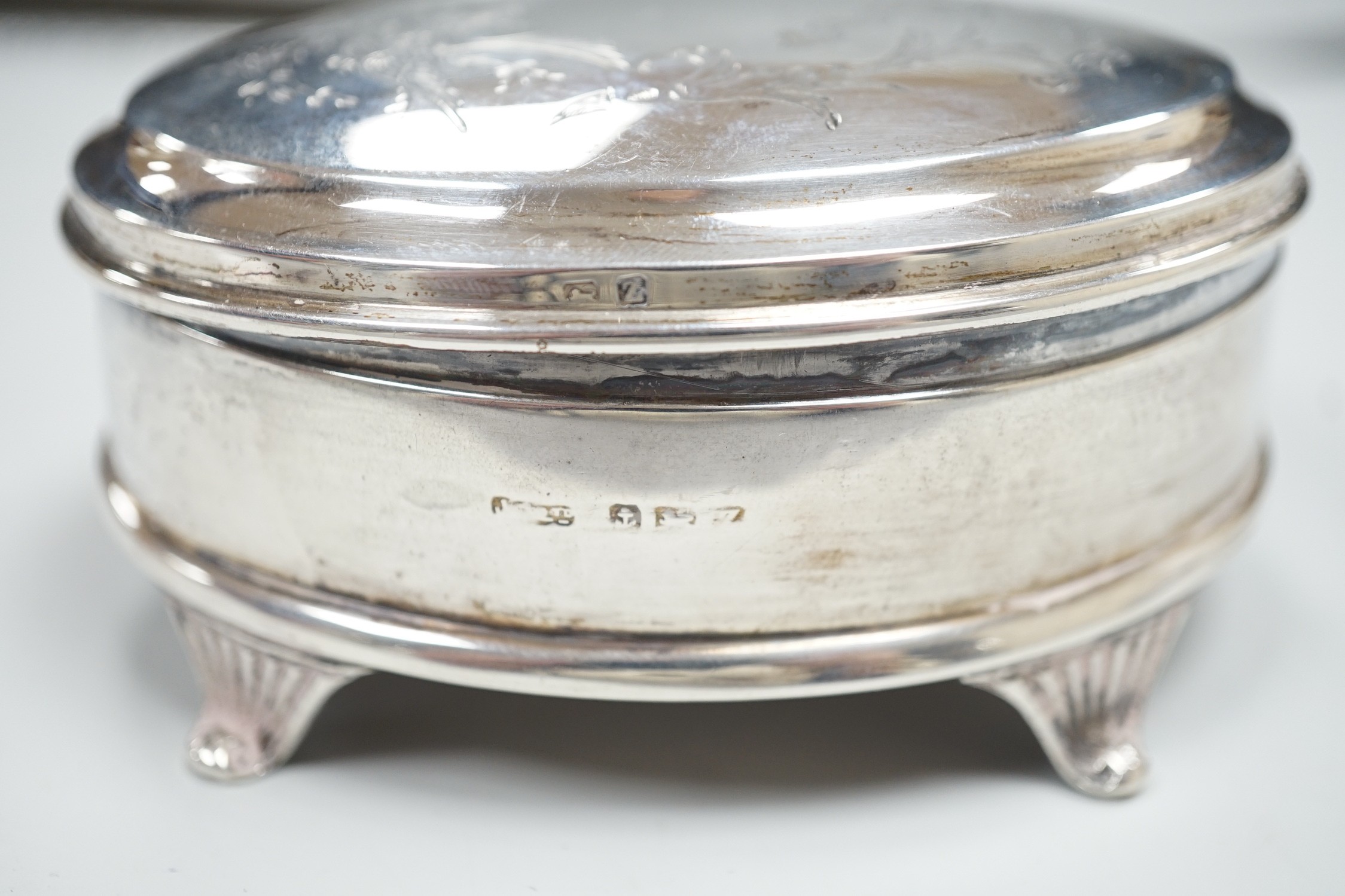 A George V engraved silver mounted oval trinket box, Joseph Gloster Ltd?, Birmingham, 1924, 10.1cm.